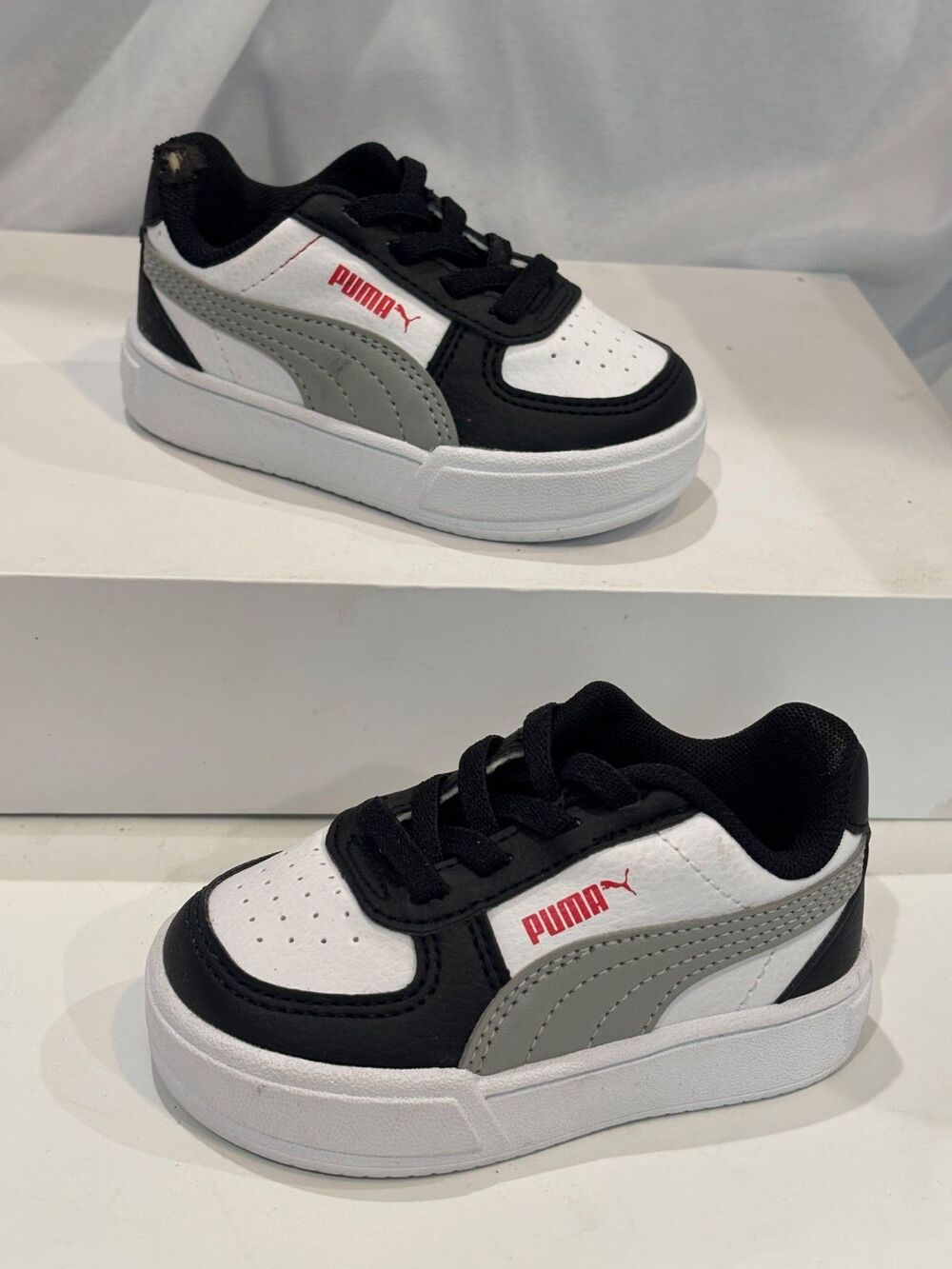 Zapatillas PUMA para niños pequeños talla 5C Negro, blanco, gris, rojo, nuevo co
